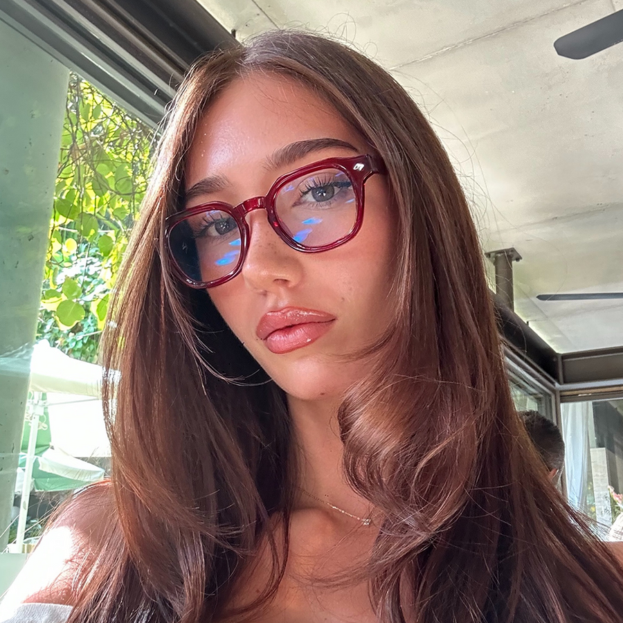 Loculia Rosso on model