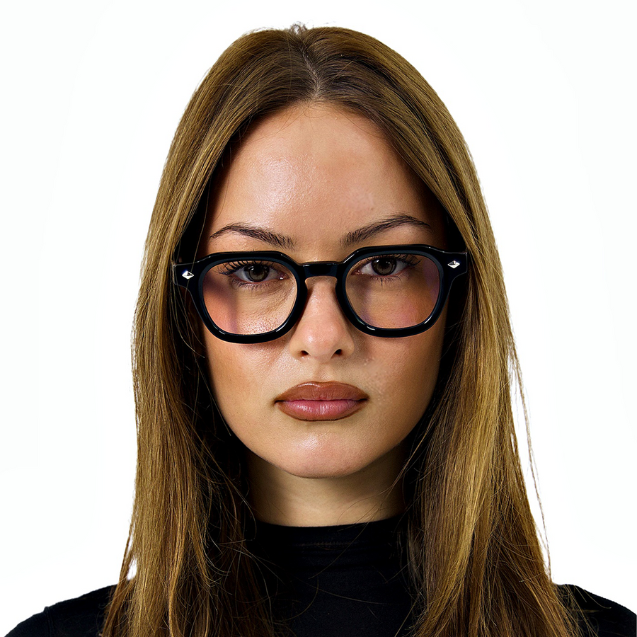 Loculia Noir front view on female model