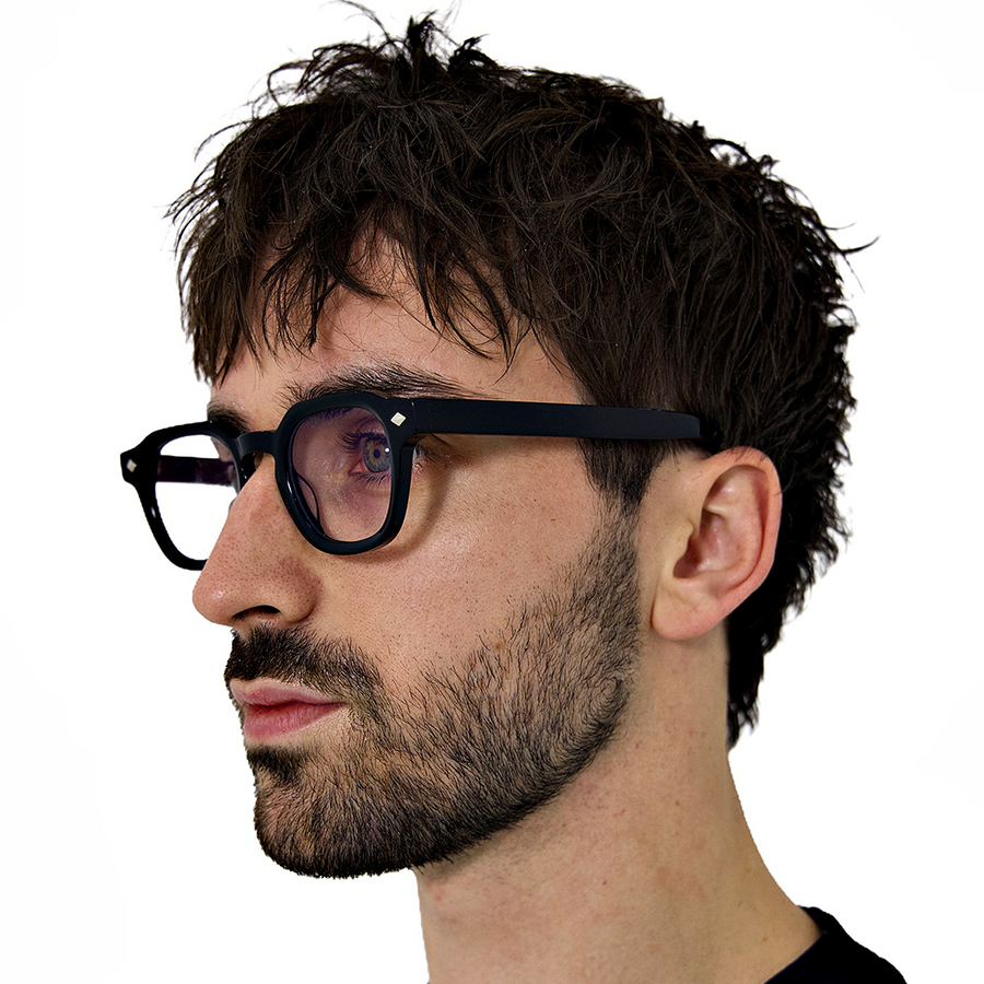 Loculia Noir side view on male model