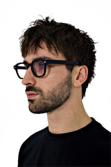 Loculia Noir side view on male model