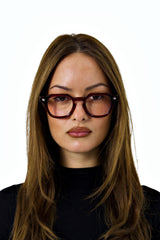Loculia Rosso front view on female model